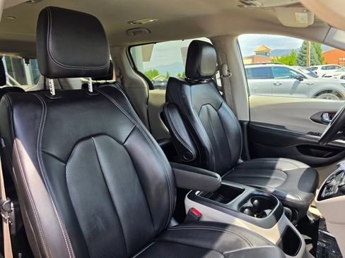 Used 2023 Chrysler Pacifica Touring-L FWD image 17