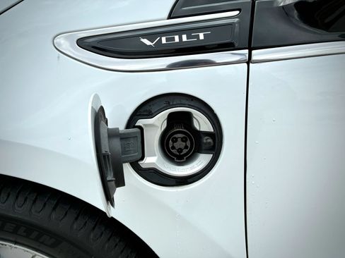 Used 2014 Chevrolet Volt FWD image 12