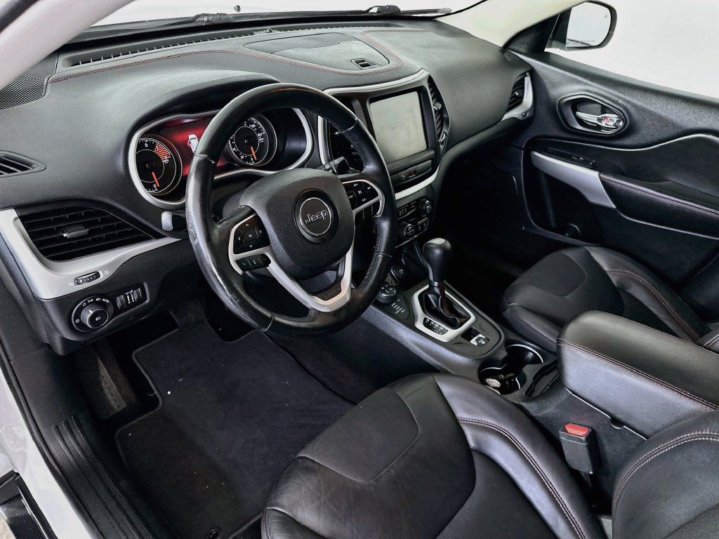 Used 2018 Jeep Cherokee Trailhawk AWD/4WD image 28