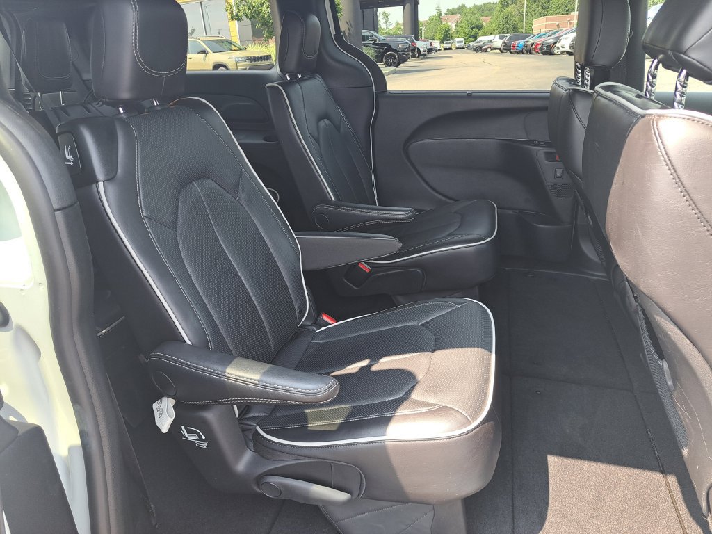Certified 2026 Chrysler Pacifica Limited FWD image 35
