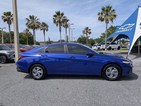 Used 2024 Hyundai Elantra SE FWD image 2