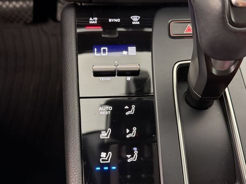 Certified 2023 Porsche Macan AWD/4WD image 18