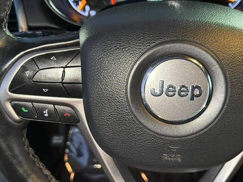 Used 2020 Jeep Grand Cherokee Altitude image 19