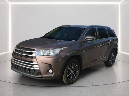 Used 2017 Toyota Highlander XLE FWD image 1