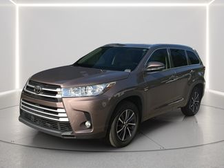 Used 2017 Toyota Highlander XLE FWD video 1