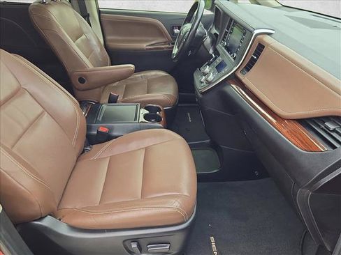 Used 2019 Toyota Sienna Limited FWD image 22