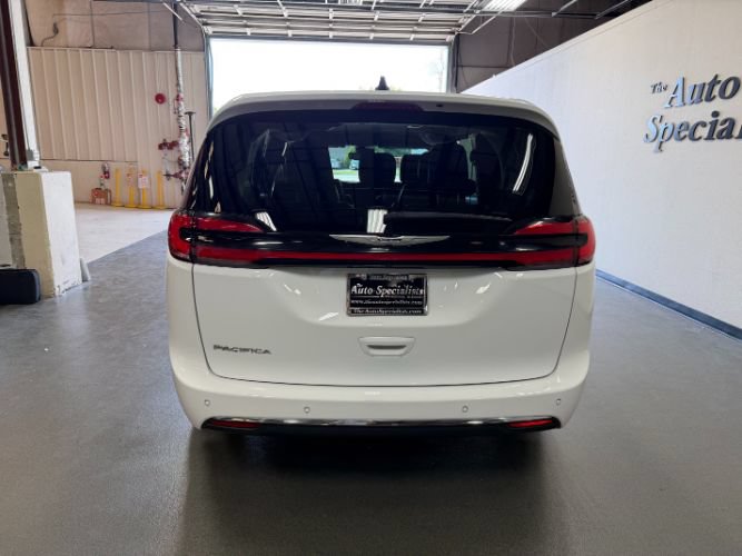 Used 2024 Chrysler Pacifica Touring-L FWD image 4