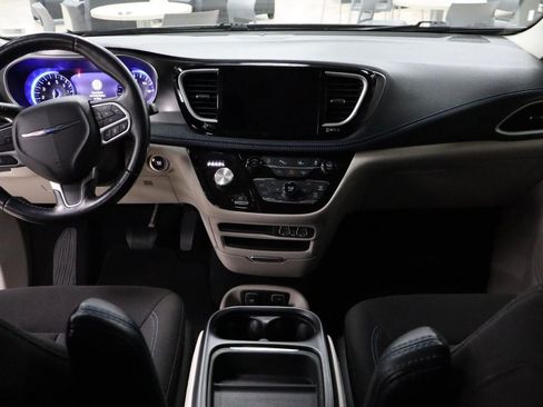 Used 2021 Chrysler Pacifica Touring w/ Cold Weather Group FWD image 12