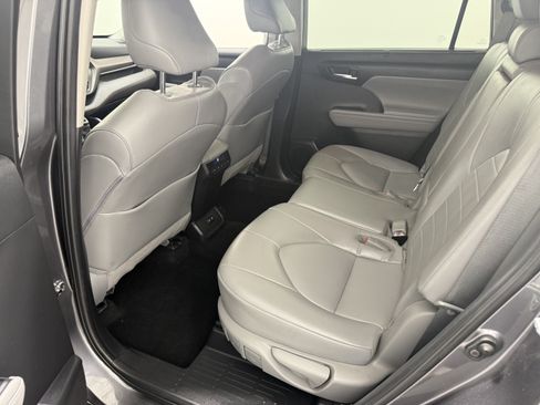 Used 2021 Toyota Highlander XLE FWD image 10