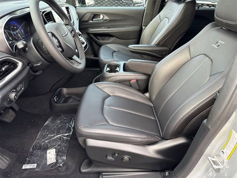 New 2026 Chrysler Pacifica Select w/ S Appearance Package image 25