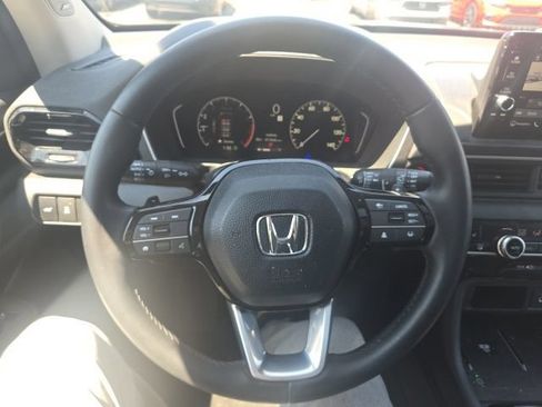 Used 2025 Honda Pilot Touring image 9