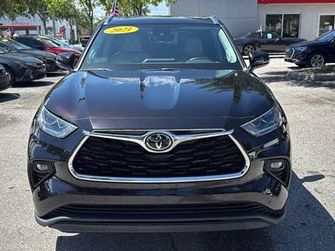 Used 2021 Toyota Highlander Limited FWD image 2
