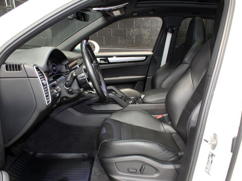 Used 2022 Porsche Cayenne Platinum Edition image 38