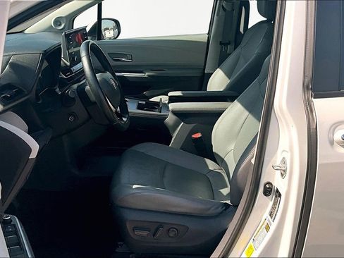 Used 2021 Toyota Sienna Limited image 25