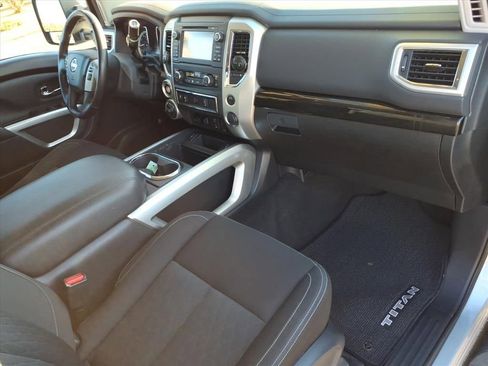 Used 2018 Nissan Titan SV w/ SV Convenience Package image 18