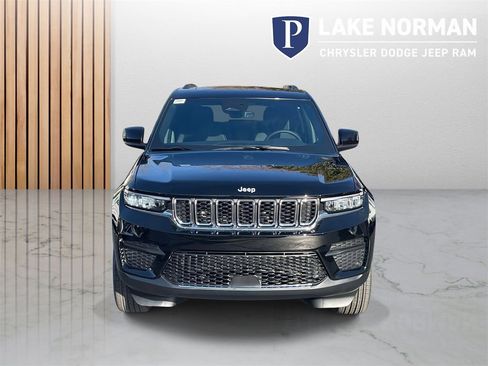New 2025 Jeep Grand Cherokee Laredo X image 3
