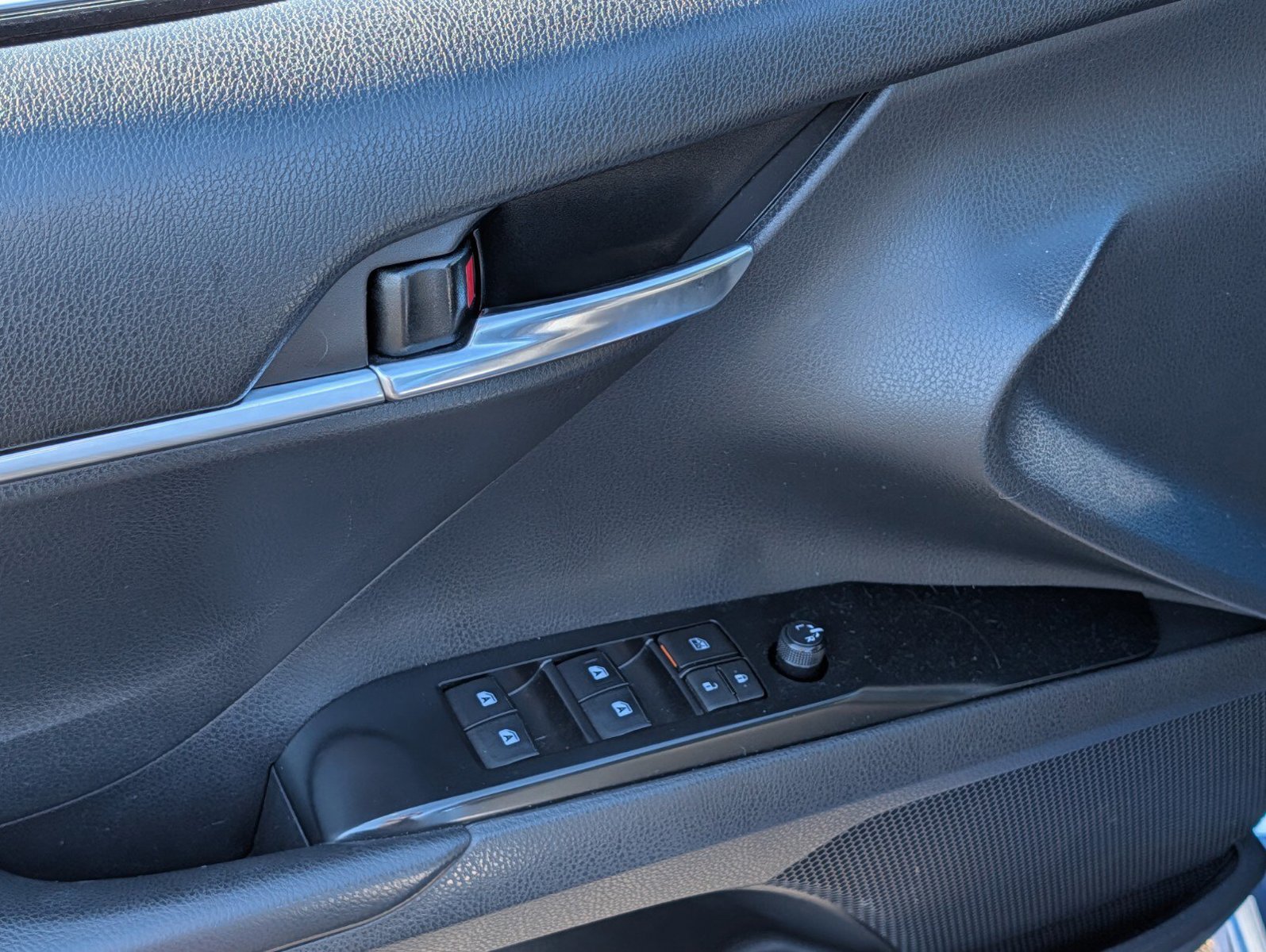 Used 2019 Toyota Camry SE FWD image 22