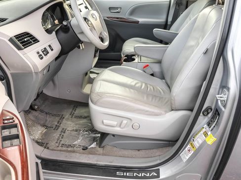 Used 2014 Toyota Sienna XLE image 16