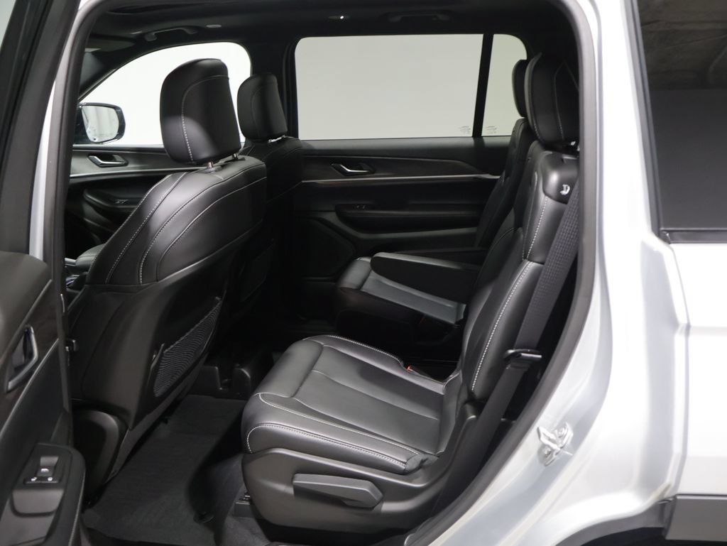Used 2025 Jeep Grand Cherokee L Limited AWD/4WD image 17