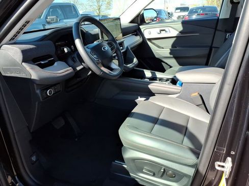 Used 2025 Ford Explorer Active w/ Active Comfort Package AWD/4WD image 9