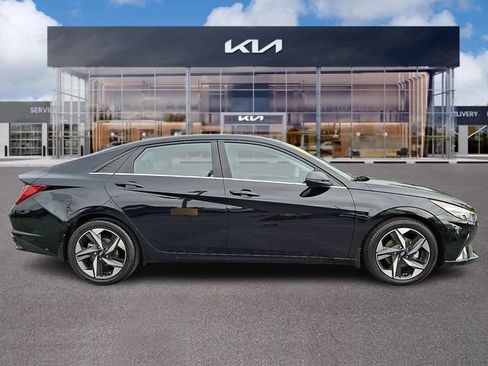Used 2022 Hyundai Elantra Limited w/ Preferred Accessory Package FWD image 6