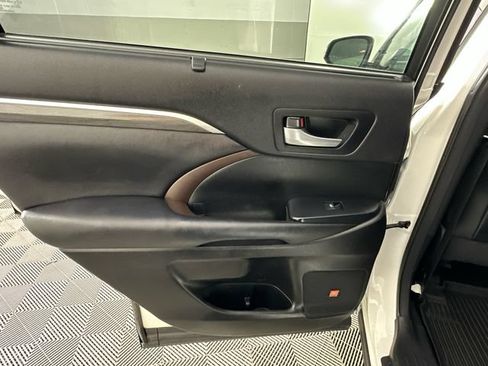 Used 2017 Toyota Highlander Limited w/ Carpet Mat Package AWD/4WD image 23