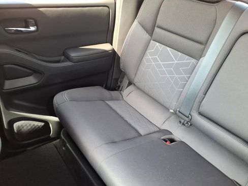 Used 2025 Nissan Frontier SV image 16