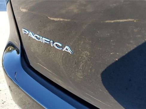 Certified 2024 Chrysler Pacifica Touring-L image 30