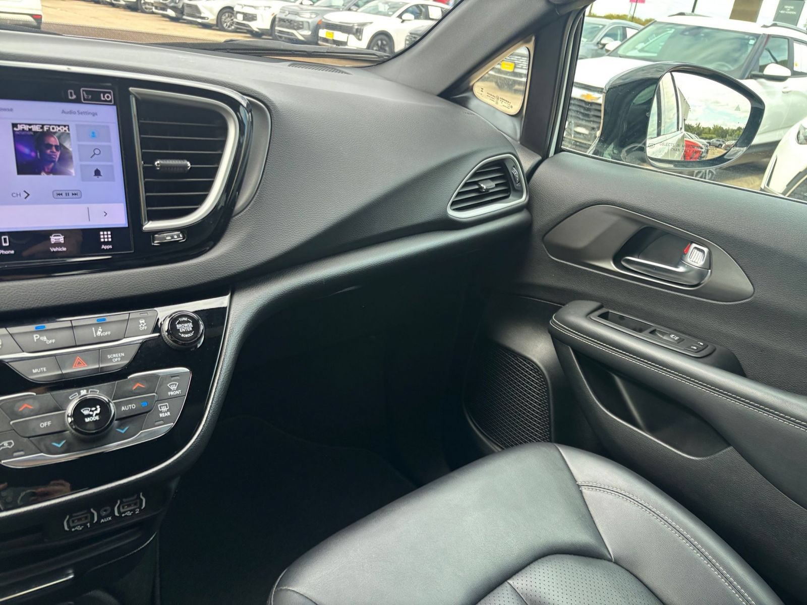 Used 2025 Chrysler Pacifica Select FWD image 37