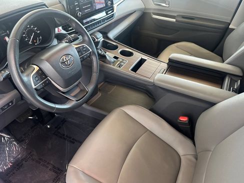 Certified 2022 Toyota Sienna XLE w/ XLE Plus Package FWD image 12