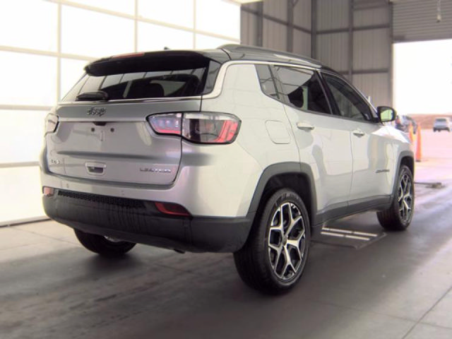 Used 2025 Jeep Compass Limited AWD/4WD image 4
