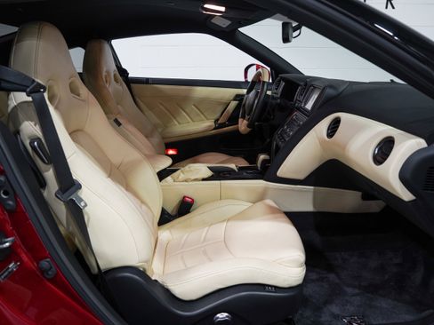 Used 2016 Nissan GT-R Premium AWD/4WD image 14