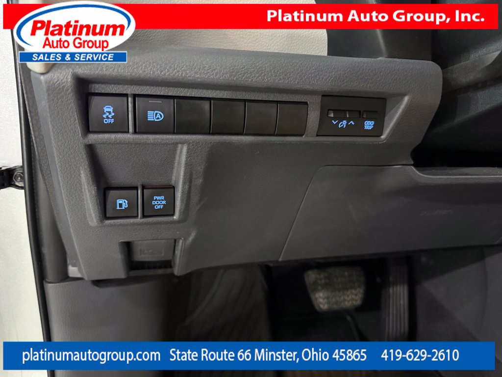 Used 2023 Toyota Sienna XLE AWD/4WD image 23
