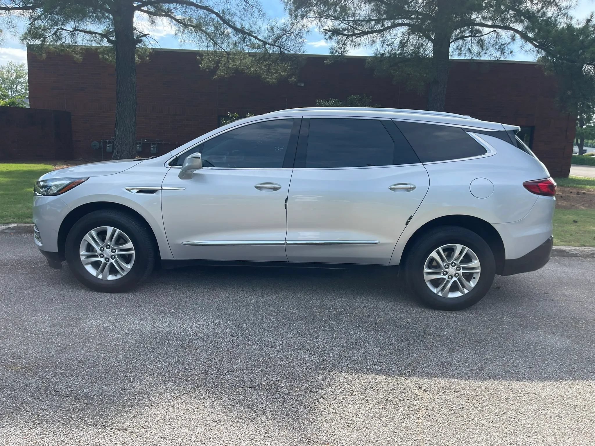 Used 2019 Buick Enclave Essence FWD image 2
