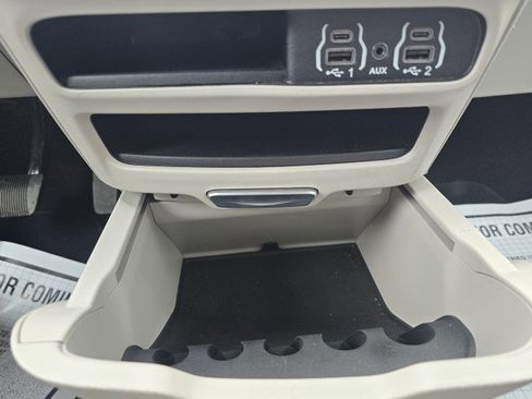 Used 2024 Chrysler Pacifica Touring-L image 27