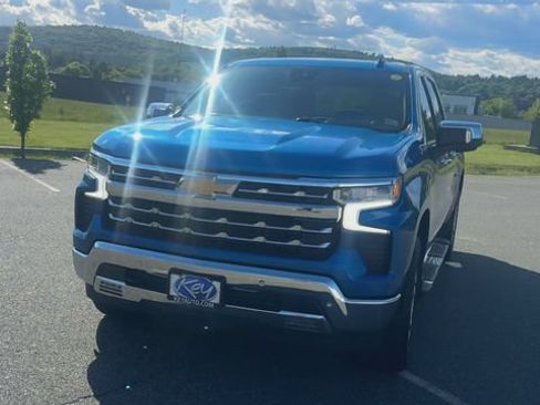 Used 2022 Chevrolet Silverado 1500 LTZ w/ Z71 Off-Road Package AWD/4WD image 3