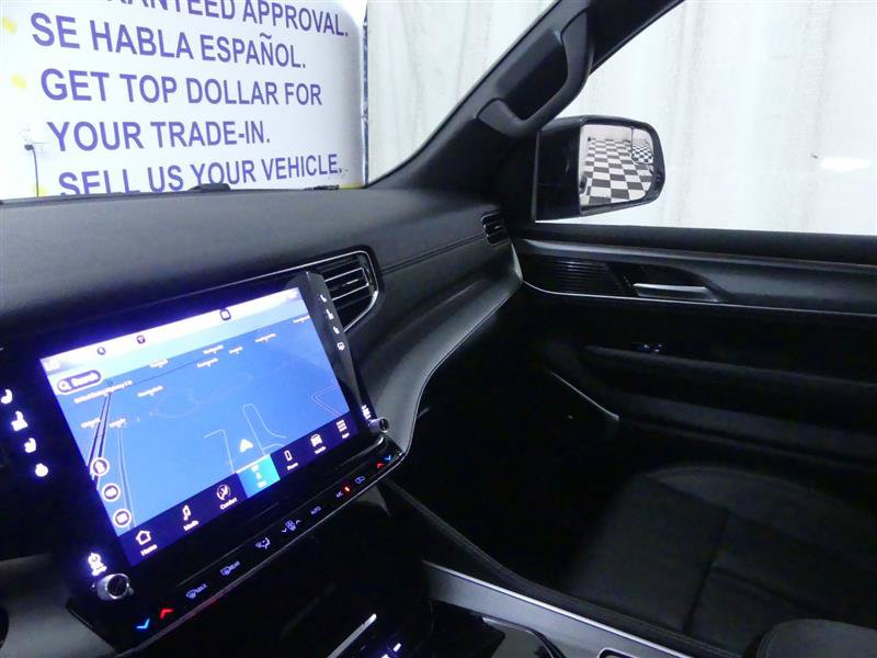 Used 2025 Jeep Wagoneer L Series II w/ 8-pass Seating Package AWD/4WD image 16