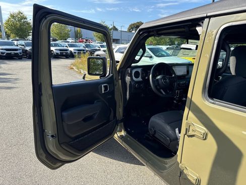 New 2025 Jeep Gladiator Sport image 11