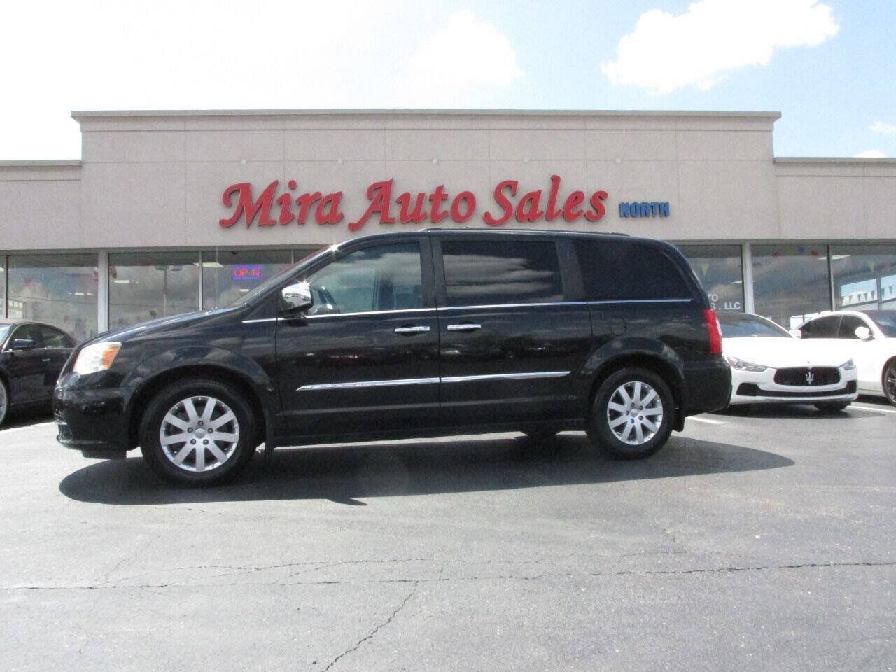 Used 2012 Chrysler Town & Country Touring-L w/ Driver Convenience Group FWD image 3