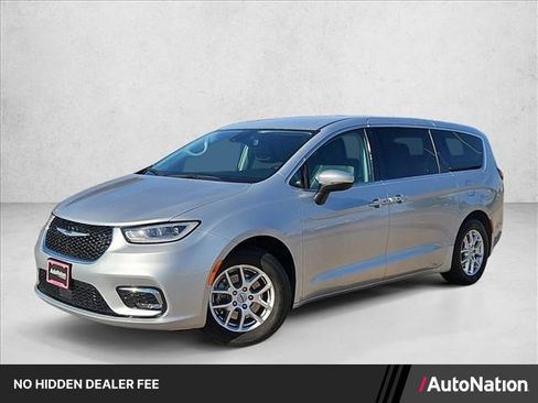 Used 2023 Chrysler Pacifica Touring-L FWD image 1