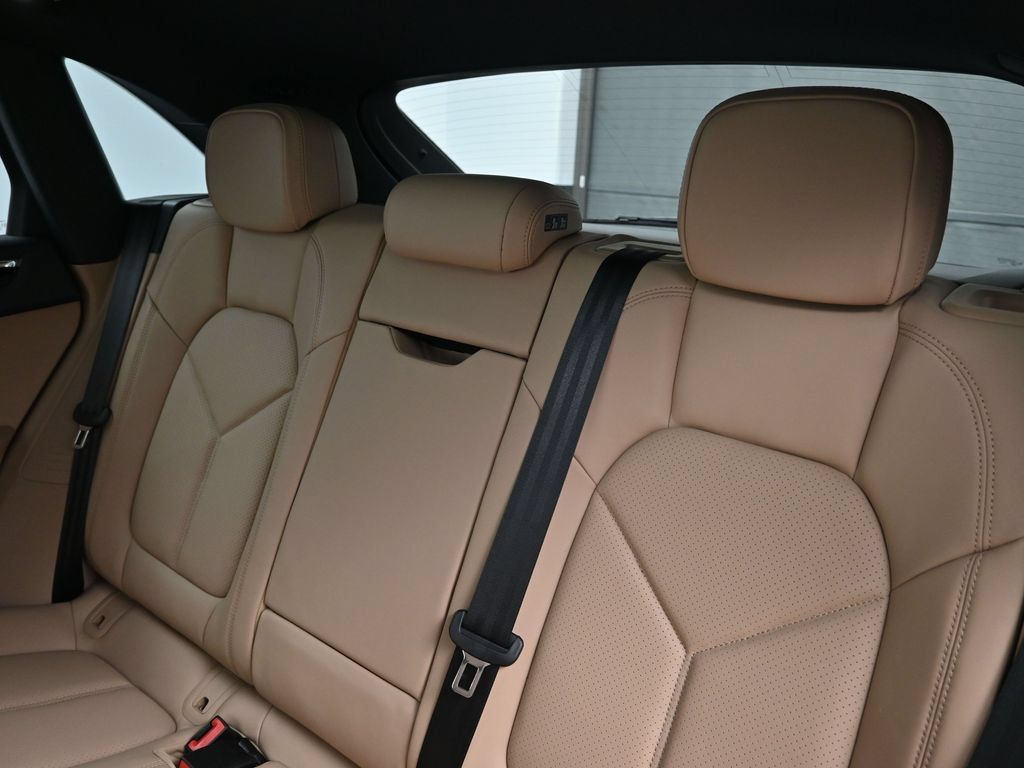 Certified 2026 Porsche Macan AWD/4WD image 6