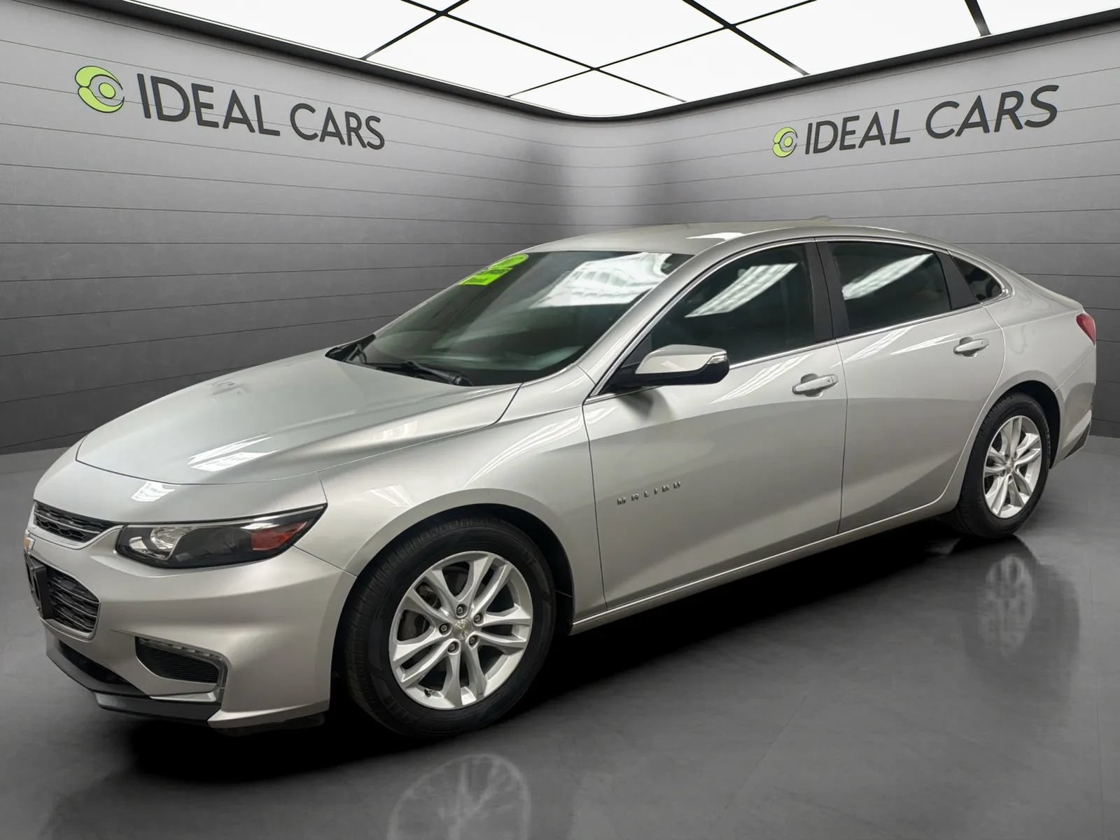 Used 2017 Chevrolet Malibu LT FWD image 1