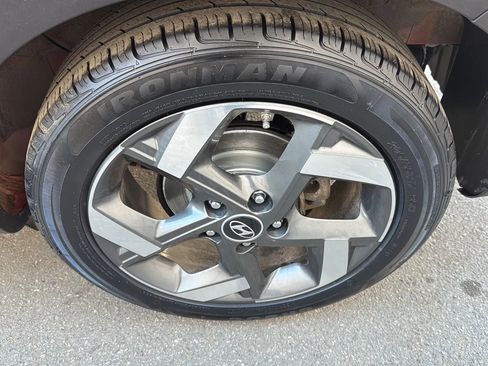 Used 2024 Hyundai Venue SEL image 9