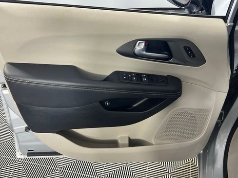 Used 2024 Chrysler Pacifica Select image 28
