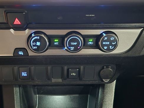 Used 2020 Toyota Tacoma SR5 RWD image 39