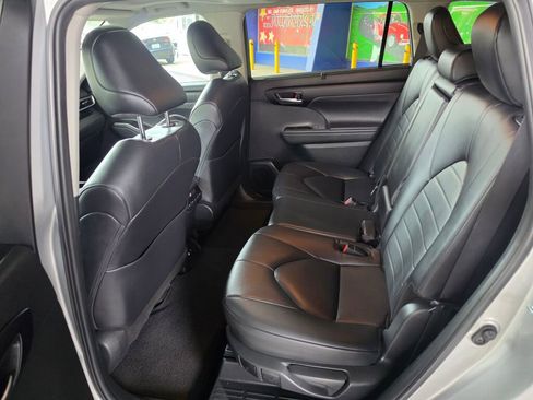 Used 2024 Toyota Highlander XLE AWD/4WD image 18