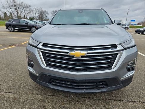 Used 2023 Chevrolet Traverse LT image 2
