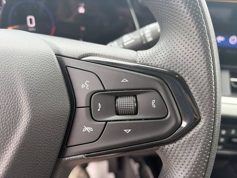 Used 2025 Chevrolet Trax LT FWD image 22