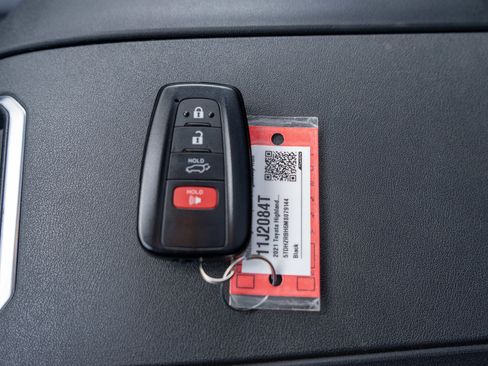 Used 2021 Toyota Highlander XLE image 32