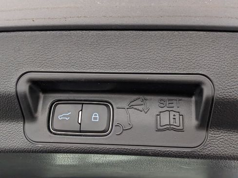 Used 2022 Ford Explorer Limited image 16